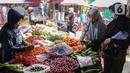 Pedagang bumbu dapur melayani pembeli di pasar di Jakarta, Kamis (28/12/2023). Harga sejumlah bahan pokok mengalami kenaikan jelang akhir tahun 2023. (Liputan6.com/Angga Yuniar)