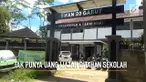 Tidak memiliki uang untuk menebusnya, seorang siswa miskin di Garut, Jawa Barat ditahan ijzahnya oleh sekolah.
