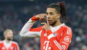 Pemain Bayern Munchen, Michael Olise menggiring bola melewati pemain VfL Wolfsburg dalam laga lanjutan Liga Jerman 2025/2026 di Allianz Arena, Munchen, Jerman, Minggu (11/01/2026) waktu setempat. (AFP/Alexandra Beier)