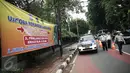Petugas memasang pembatas jalan saat ujicoba rekayasa lalu-lintas di Jalan Tugu Proklamasi, Jakarta, Senin (23/5/2016). Rekayasa dilakukan mengingat banyak pelanggaran lalu lintas seperti lawan arus. (Liputan6.com/Faizal Fanani)