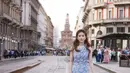 <p>Sembari mengajak anjing peliharaannya, Zhao Lusi tampil slay mengenakan one shoulder floral dress warna biru muda dan tas berwarna senada saat menghadiri Versace SS25 Womenswear di Milan Fashion Week. [@roosyzh___].</p>