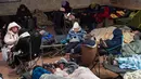 Gelombang serangan drone dan rudal besar Rusia memaksa penduduk kembali ke stasiun bawah tanah saat suhu di luar turun hingga di bawah -20°C. Tampak dala foto, warga berlindung di stasiun metro selama serangan udara Rusia di Kyiv, pada Selasa 3 Februari 2026 pagi waktu setempat. (Serhii Okunev/AFP)