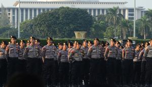 Petugas kepolisian mengikuti apel operasi ketupat 2019 di lapangan Silang Monas, Jakarta, Selasa (28/5/2019). Objek pengamanan dalam Operasi Ketupat Tahun 2019, antara lain berupa 898 terminal, 379 stasiun kereta api, 592 pelabuhan 212 bandara. (merdeka.com/Imam Buhori)