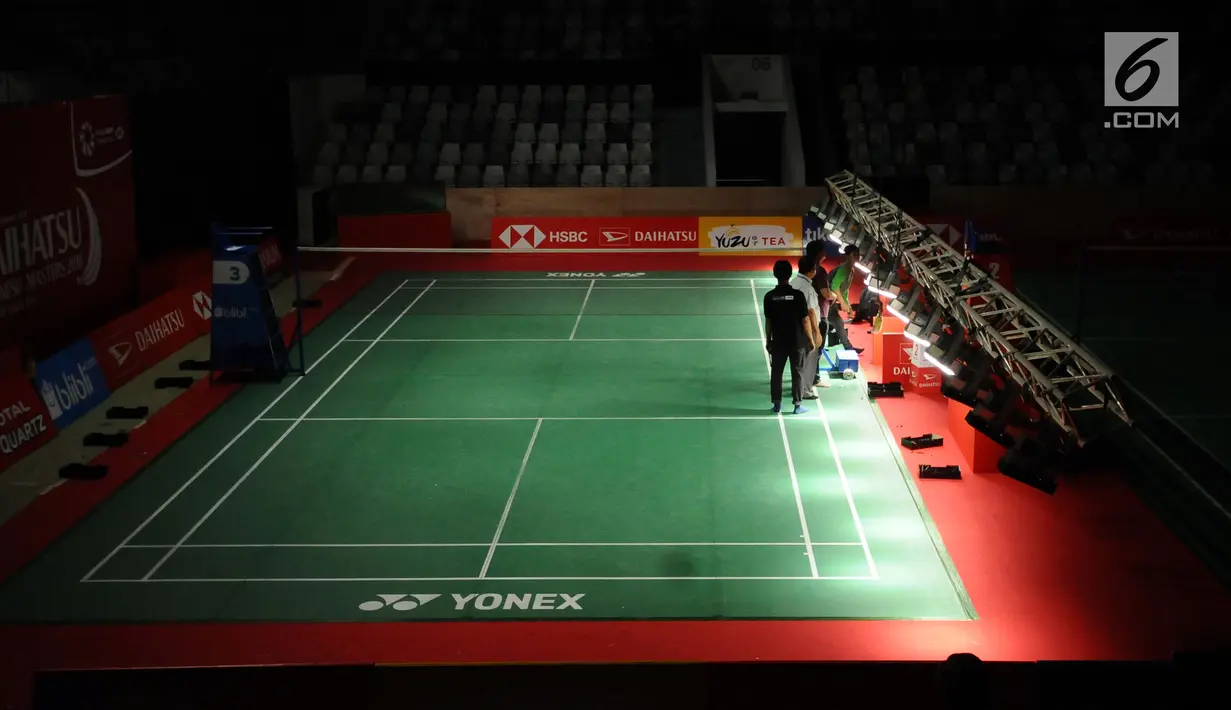 Pekerja mengecek kondisi lampu lapangan jelang gelaran turnamen Indonesia Masters 2018 di Istora Senayan, Jakarta, Minggu (21/1). Ajang Indonesia Master akan dihelat pada 23-28 Januari 2018 dan diikuti 20 negara. (Liputan6.com/Helmi Fithriansyah)