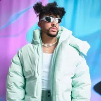 Bad Bunny tampil mengenakan jaket puff berwarna hijau mint, dengan nuansa streetwear. Ia memadukannya dengan celana panjang berwarna hijau keabuan dan tank top putih. Foto: Instagram.