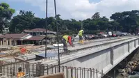 Pengerjaan proyek jembatan Pasir Angin di Jalan Raya Puncak, Bogor, Jawa Barat terus digeber. (Liputan6.com/Achmad Sudarno)