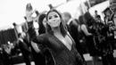 Aktris Eva Longoria mengenakan gaun seksi berbelahan dada rendah saat menghadiri ajang Screen Actors Guild Awards 2016 di The Shrine Auditorium, Los Angeles, 30 Januari 2016. (Charley Gallay/Getty Images untuk Turner /AFP)