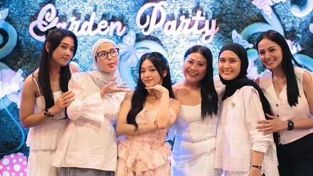 Potret Keseruan Ulang Tahun Garden Party Eca Aura. [@elsaajapasal]