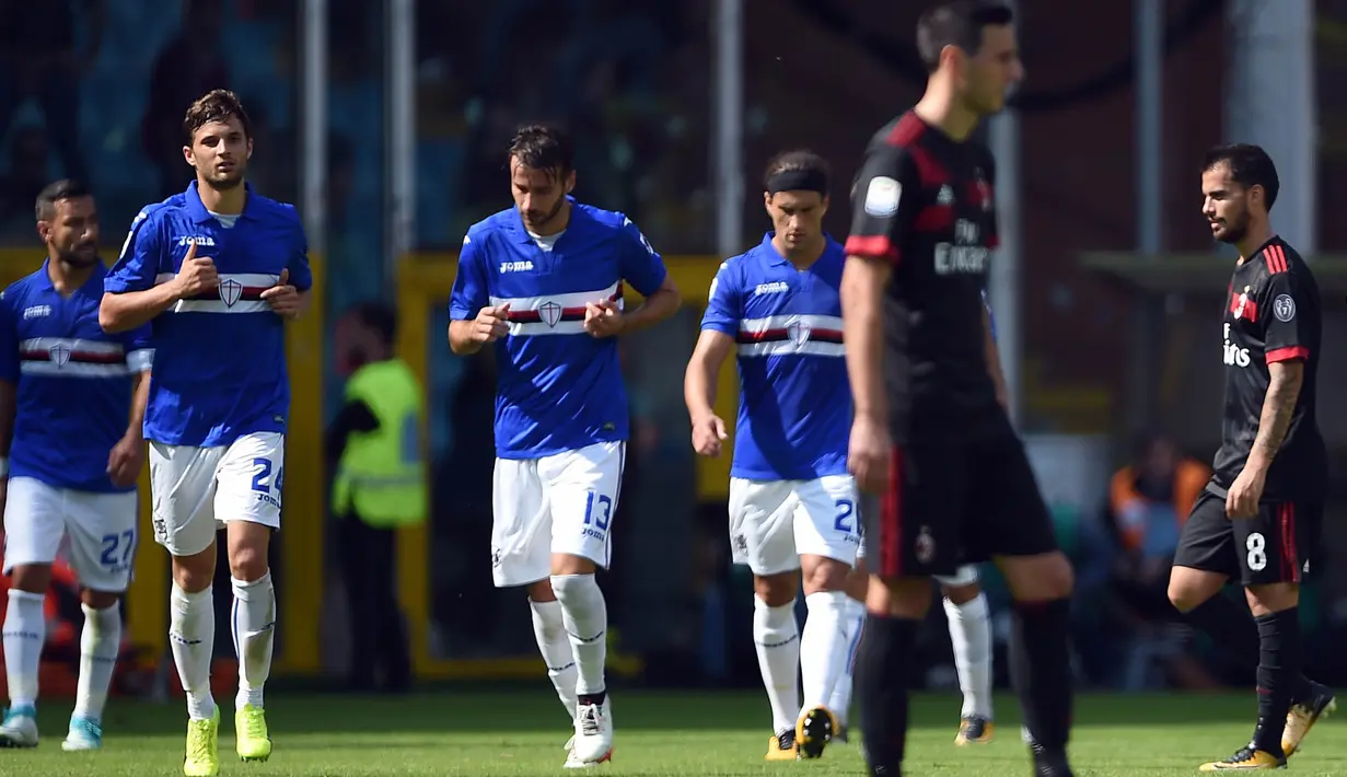 Para pemain Sampdoria usai membobol gawang AC Milan pada laga Serie A Italia di Stadion Luigi Ferraris, Genoa, Minggu (24/9/2017). Sampdoria menang 2-0 atas Milan. (AFP/Filippo Monteforte)