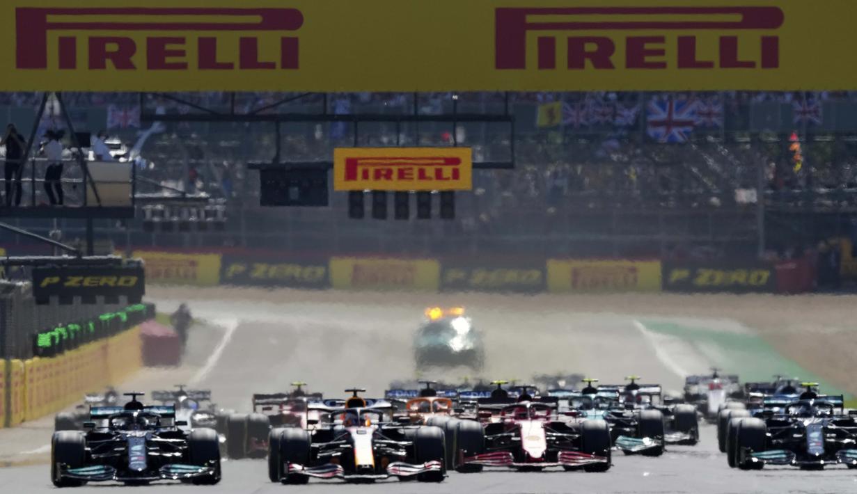 Menempati posisi start kedua, Lewis Hamilton langsung tancap gas sejak awal balapan. Pembalap asal Inggris itu bersaing ketat dengan Max Verstappen yang memimpin lomba. (Foto: AP/Jon Super)