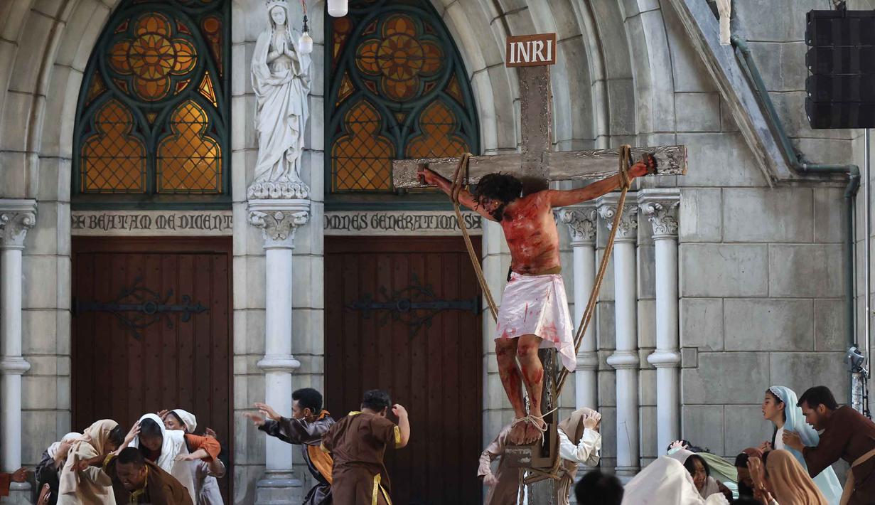 Umat Katolik memperagakan drama visualisasi prosesi penyaliban Yesus saat peringatan Jumat Agung di Gereja Katedral, Jakarta, Jumat (3/4/2026). Visualisasi Jalan Salib (atau sering disebut Tablo) merupakan sebuah pertunjukan drama yang memeragakan kembali kisah sengsara dan wafatnya Yesus Kristus. (Kapanlagi.com/Budy Santoso)