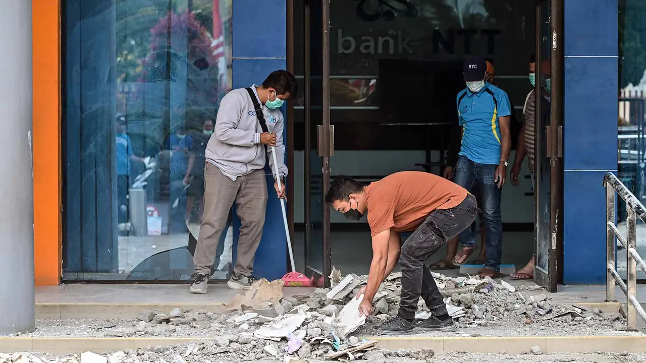 Warga Mulai Bersihkan Puing Pascagempa NTT