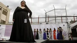 Seorang tahanan wanita berpose diatas catwalk saat mengikuti kontes kecantikan di penjara Baja California, Tijuana, Meksiko, Selasa (9/6/2015). Sebanyak 21 tahanan wanita mengikuti kontes kecantikan yang diadakan oleh pihak penjara. (REUTERS/Jorge Duenes)