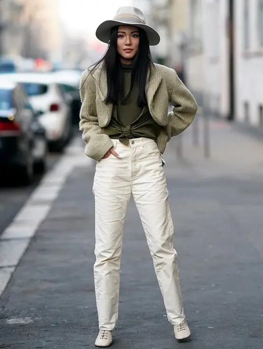 Ada pilihan yang lebih baik selain skinny jeans untuk membuat penampilanmu lebih menarik, yaitu straight leg, boyfriend, atau wide-leg pants. Jenis celana dengan siluet yang akan membuat kakimu terlihat lebih jenjang. Foto: Purewow.