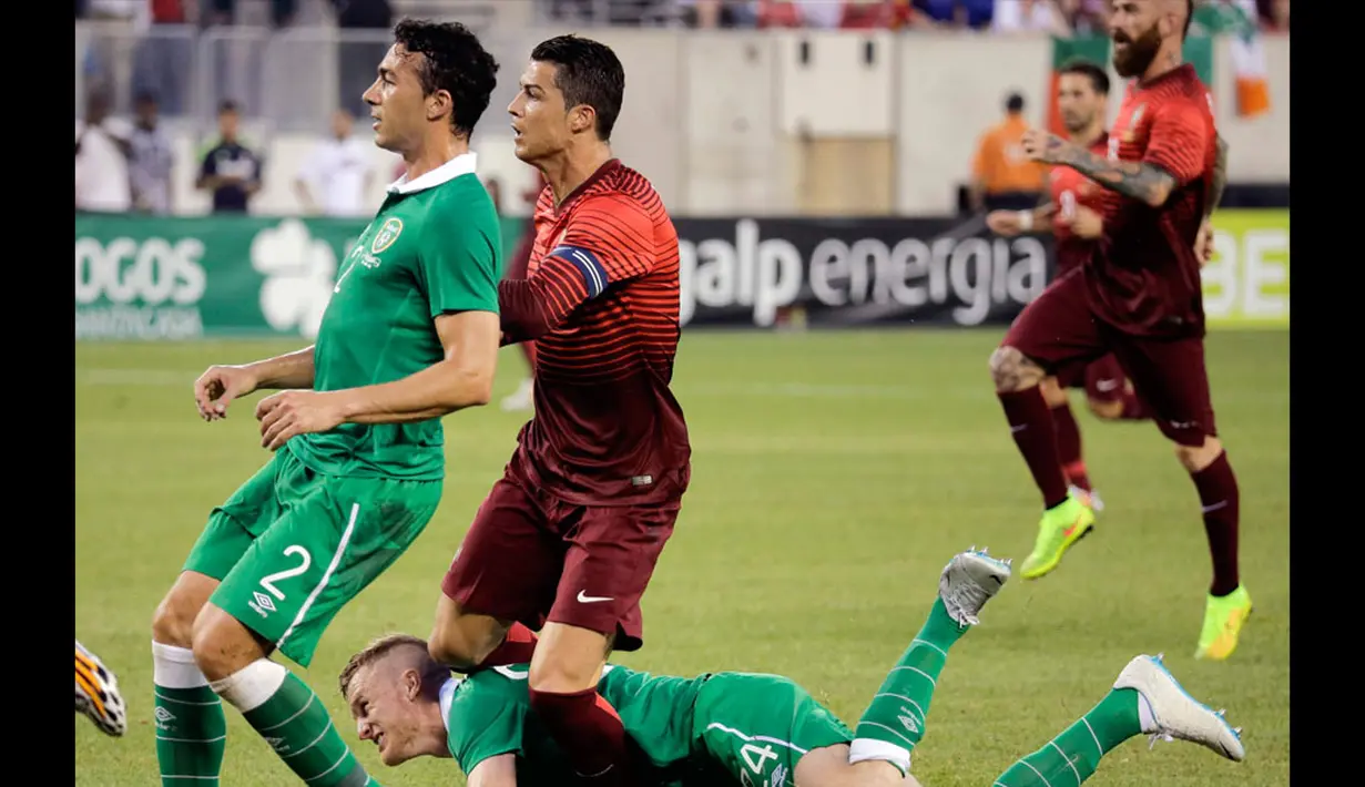 Pelatih Portugal, Paulo Bento tampaknya merasa perlu memasang Ronaldo dalam uji coba menghadapi Irlandia  yang berlangsung di MetLife Stadium, East Rutherford, New Jersey ini, Rabu (11/6/2014) (Reuters/RAY STUBBLEBINE)