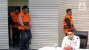 Ketiganya resmi ditetapkan sebagai tersangka kasus pembangunan RSUD Kolaka Timur sejak 31 Oktober 2025. Tampak dalam foto, tiga tersangka baru terkait kasus dugaan tindak pidana korupsi pembangunan Rumah Sakit Umum Daerah (RSUD) Kolaka Timur (Koltim) di antaranya Hendrik Permana, ketua Tim Kerja Sarana Prasarana Alat Labkesmas Kemenkes; Aswin Griksa Fitranto, Direktur Utama PT Griksa Cipta; dan Yasin, pegawai Bappenda Provinsi Sulawesi Tenggara yang dikenal sebagai orang kepercayaan Bupati Koltim Abdul Azis (dari kiri ke kanan) dihadirkan dalam rilis penahanan di gedung Merah Putih Komisi Pemberantasan Korupsi (KPK), Jakarta, Senin (24/11/2025). (Liputan6.com/Helmi Fithriansyah)