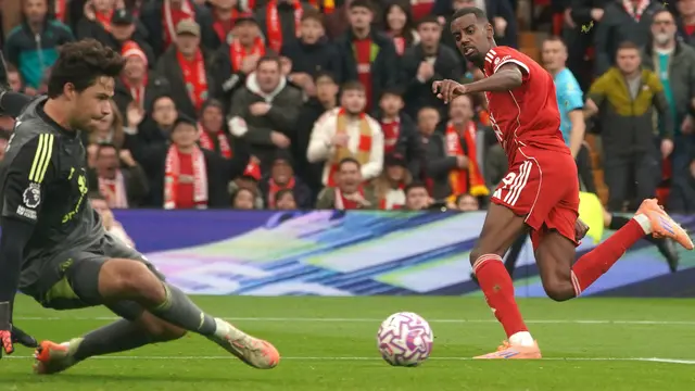 Pemain Liverpool, Alexander Isak, berusaha mencetak gol melewati kiper Manchester United, Senne Lammens