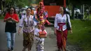 Pura Segara, Kenjeran, Surabaya, pada Rabu (18/3/2026), menjandi salah satu lokasi yang menggelar pawai Ogoh-ogoh. Tampak dalam foto, seorang anak membawa Ogoh-ogoh, patung yang melambangkan roh jahat, selama pawai menjelang Nyepi di Surabaya pada Rabu 18 Maret 2026. (JUNI KRISWANTO/AFP)
