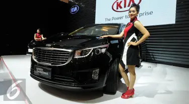  Model berdiri disamping melihat mobil keluaran terbaru dari KIA yang dipamerkan pada GIIAS 2016 di ICE BSD City Serpong, Banten, Kamis (11/8). KIA tipe Grand Sedona dipasarkan mulai Rp 426 hingga 482 juta otr. (Liputan6.com/Helmi Fithriansyah)