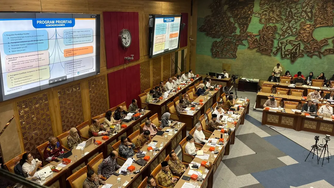 Komisi X Dewan Perwakilan Rakyat (DPR) menggelar rapat kerja perdana dengan Menteri Pendidikan dasar dan Menengah, Menteri Pendidikan Tinggi, Sains dan Teknologi dan Menteri Kebudayaan (Menbud) RI