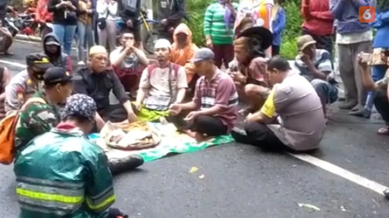 Ritual Kenduri dan Doa Bersama Untuk Mengevakuasi Mobil Yang Jatuh di Jurang Sengkan Mayit Jalur Ijen. (Hermawan Arifianto/Liputan6.com)