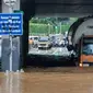 Truk berusaha melintasi banjir di terowongan Dukuh Atas, Jakarta, Senin (11/12). Hujan lebat yang mengguyur ibu kota mengakibatkan genangan hingga satu meter di lokasi tersebut. (Liputan6.com/Faizal Fanani)