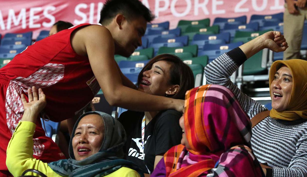Pebasket putra Indonesia, Andakara Prastawa Dhyaksa, berpelukan dengan sang kekasih, pevoli putri Indonesia, Yolla Yuliana, seusai Indonesia melawan Singapura di OCBC Arena, Singapura. Minggu (14/6). (Bola.com/Arief Bagus)