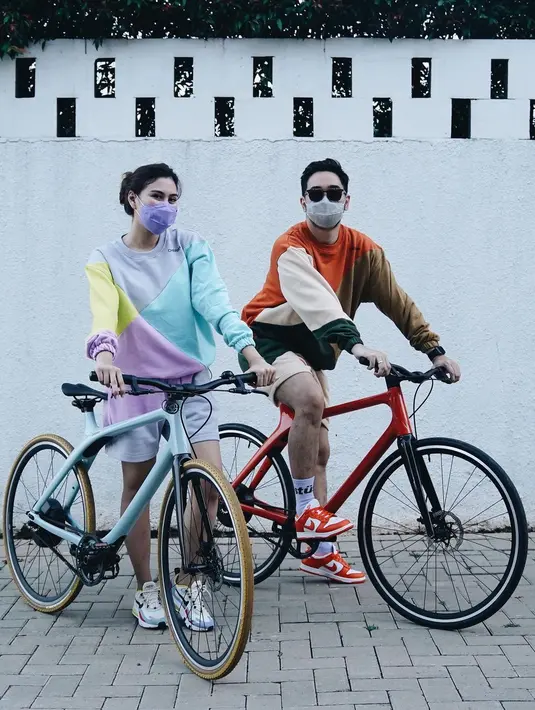 <p>Gaya bersepeda dengan sweater colorful yang fun dan playful (Foto: Instagram @ritchieismail)</p>