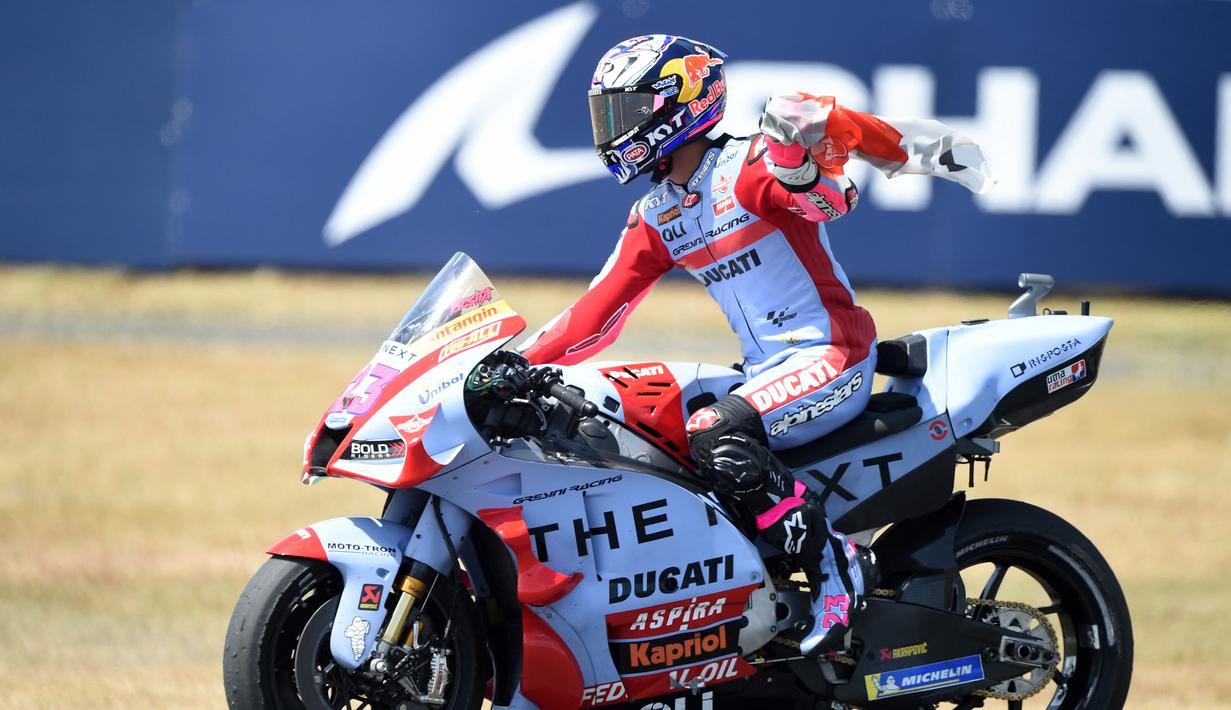 Pembalap Gresini Racing Enea Bastianini merayakan kemenangannya pada akhir MotoGP Prancis 2022 di Sirkuit Bugatti, Le Mans, Prancis, 15 Mei 2022. Enea Bastianini berhasil menang dramatis di MotoGP Prancis 2022. (JEAN-FRANCOIS MONIER/AFP)