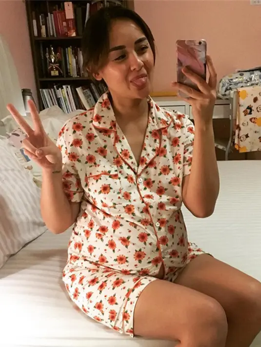 "Pastilah. Hari-hari pertama tuh aku nangis terus, karena biasanya kan kalau baru lahir ya langsung rawat gabung. Bisa menyusui kapan pun dia nangis, ini nggak," ungkap Joanna Alexandra, di RS Bunda, Menteng, Selasa (30/5). (Instagram/joannaalexandra)