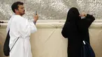 Seorang jemaah haji mengabadikan istrinya saat melempar batu melaksanakan lempar jumrah di Mina, dekat kota suci Makkah, Arab Saudi (11/8/2019). Usai wukuf di Padang Arafah, jutaan jemaah haji melanjutkan lempar jumrah yang merupakan simbol perlawanan terhadap setan. (AP Photo/Amr Nabil)