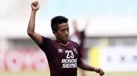 Gelandang PSM Makassar, Bayu Gatra, mengangkat tangannya saat melawan Lao Toyota FC pada laga Piala AFC 2019 di Stadion Pakansari, Bogor, Rabu (13/3). PSM menang 7-3 atas Lao. (Bola.com/M. Iqbal Ichsan)