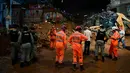 Hingga Selasa 24 Februari 2026, tim pencari dan penyelamat gabungan terus menyisir tumpukan puing untuk mencari korban yang tertimbun. Tampak dalam foto, tim penyelamat mencari korban di tengah reruntuhan setelah tanah longsor akibat hujan lebat di lingkungan Barrio Parque Jardim Burnier, Juiz de Fora, Negara Bagian Minas Gerais, Brasil, pada 24 Februari 2026. (Pablo PORCIUNCULA/AFP)