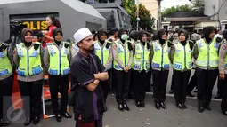 Petugas Polisi Wanita berhijab berjaga di depan PN Jakarta Utara saat sidang kasus dugaan penodaan agama dengan terdakwa Basuki Tjahaja Purnama, Selasa (27/12). Sidang beragendakan putusan sela dari majelis hakim. (Liputan6.com/Helmi Fithriansyah)
