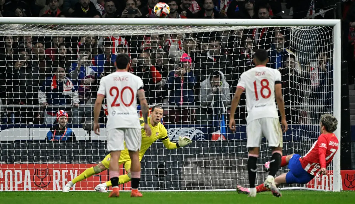 Sayang, Griezmann terpeleset sesaat sebelum menendang bola. Hasilnya, si kulit bundar melambung jauh di atas mistar. Skor 0-0 pun bertahan hingga turun minum. (JAVIER SORIANO/AFP)