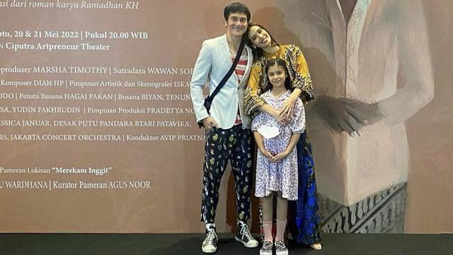 Tampilan Putri Vino G Bastian dan Marsha Timothy