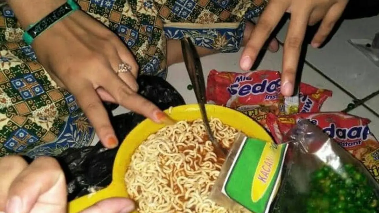 6 Potret Mi Instan Akhir Bulan Ini Nyeleneh Banget, Makanan Anak Kos