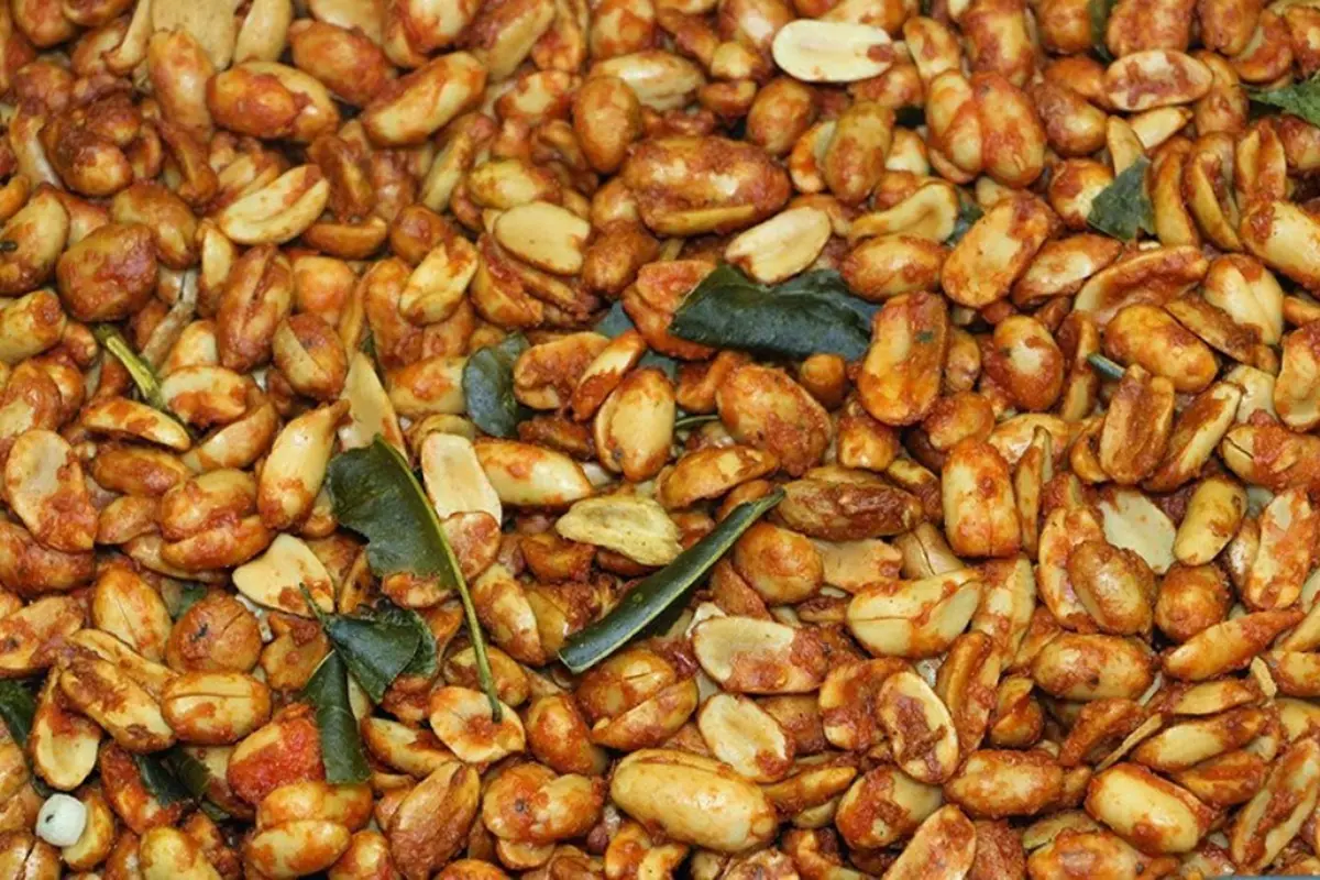 Kacang Pedas Manis, Warnai Deretan Toples Camilan di Hari Lebaran