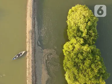 Foto udara suasana Kampung Beting, Desa Pantai Bahagia, Kecamatan Muara Gembong, Bekasi, Jawa Barat, Sabtu (28/8/2021). Kenaikan air laut mengubah semuanya perlahan-lahan. (merdeka.com/Imam Buhori)