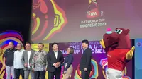 Ketua Umum PSSI Erick Thohir (tengah),CEO VIP Indra Yudhistira (kiri), dan Direktur Programming SCM Harsiwi Achmad (kanan) dalam konferensi pers pengumuman SCM sebagai Official Broadcaster Piala Dunia U-17 2023 di SCTV Tower, Senayan, Jakarta, Selasa (3/10/2023). (Liputan6.com/Melinda Indrasari)
