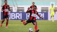 Penyerang Persipura Gunansar Papua Mandowen mencoba mencetak gol dari luar kotak penalti dalam laga pekan kedua BRI Liga 1 2021/2022 antara Persela Lamongan melawan Persipura Jayapura di Stadion Wibawa Mukti, Cikarang, Jumat (10/9/2021). Persela menang 1-0. (Bola.com/Bagaskara Lazuardi)