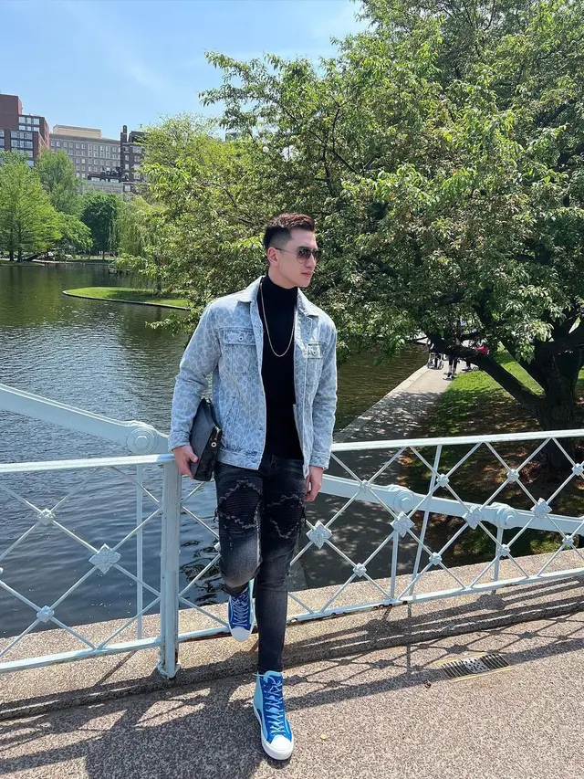 6 Gaya OOTD Verrell Bramasta saat Liburan ke New York, Curi Perhatian