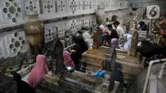Peziarah berdoa saat berziarah ke makam Sunan Gunung Jati di Cirebon, Jawa Barat, Kamis (31/3/2022). Makam Sultan Syarif Hidayatullah atau Sunan Gunung Jati merupakan salah satu lokasi yang ramai didatangi para peziarah sebagai tradisi jelang bulan suci Ramadhan. (merdeka.com/Iqbal S. Nugroho)