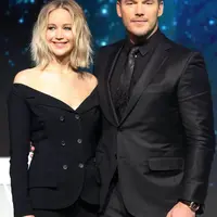 Jennifer Lawrence memanfaaran kesempatan tur film Red Sparrownya untuk menepis kabar soal dirinya yang menjadi orang ketiga di perikahan Chris Pratt dan Anna Faris. (Getty Images/Cosmopolitan)