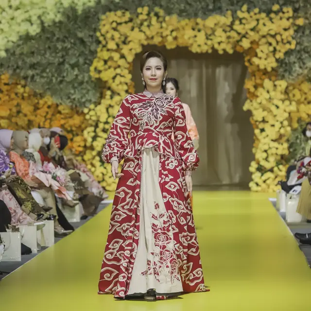 Kolaborasi Ayu Dyah Andari dan Batik Trusmi Hasilkan Wanita Tangguh yang Kuasai Darat, Laut dan Udara