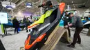 Pengunjung mengamati sebuah jet ski Sea-Doo Spark Trixx dalam Pameran Perahu Internasional Toronto 2020 di Toronto, Kanada, Jumat (17/1/2020). Pameran perahu dalam ruangan terbesar di Amerika Utara ini digelar di Toronto mulai 17 hingga 26 Januari 2020. (Xinhua/Zou Zheng)