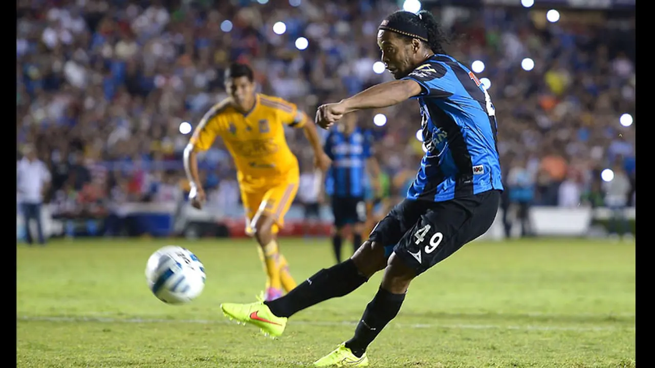 Ronaldinho debut bersama klub Meksiko, Queretaro