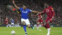 Gelandang Everton, Yerry Mina mengontrol bola dari kawalan penyerang Liverpool, Divock Origi pertandingan babak ketiga Piala FA di Anfield, Inggris, Minggu (5/1/2019). Liverpool menang tipis atas Everton 1-0. (AP Photo/Jon Super)