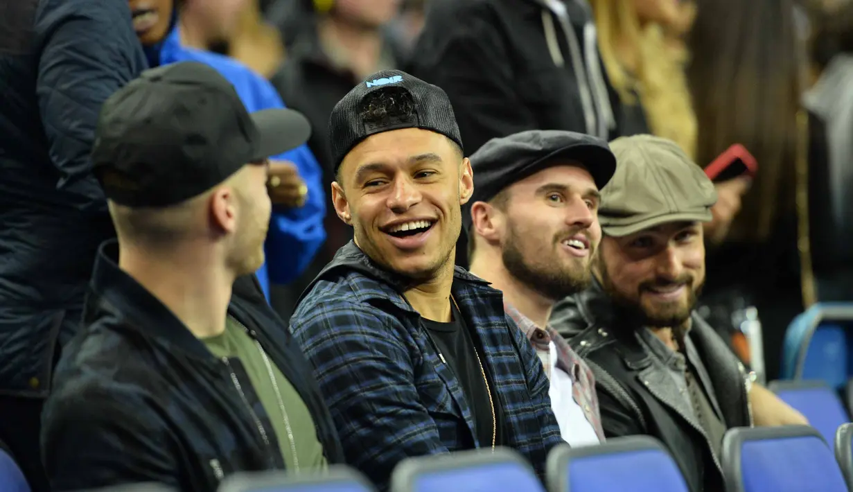 Pemain Arsenal, Alex Oxlade Chamberlain (2kiri), Carl Jenkinson dan Olivier Giroud terlihat senang menonton laga NBA Global Game London 2016, antara Orlando Magic vs Toronto Raptors di O2 Arena, London, Kamis (14/1/2016). (AFP Photo/Glyn Kirk) 