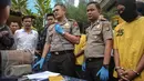 Kapolres Metro Jakarta Utara, Kombes Pol Susetio Cahyadi bersama tersangka kasus pembunuhan berencana saat rilis kasus di halaman markas Polsek Metro Penjaringan, Jakarta, Selasa (7/7/2015). (Liputan6.com/Faizal Fanani) 